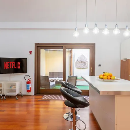 Open Space With Air Conditioning And Patio Privato Apartment *